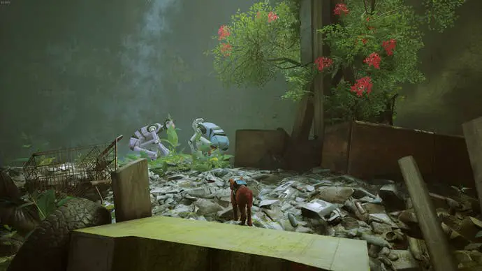 El gato de Stray observa cómo dos robots recogen cosas junto a un árbol con flores rojas en Antvillage.