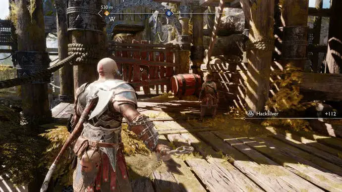 Kratos detona un barril rojo en God of War Ragnarok, despejando un camino en la plataforma de Althjof