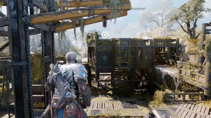 Kratos usa su Chaos Blade para barrer una grúa en God of War Ragnarok
