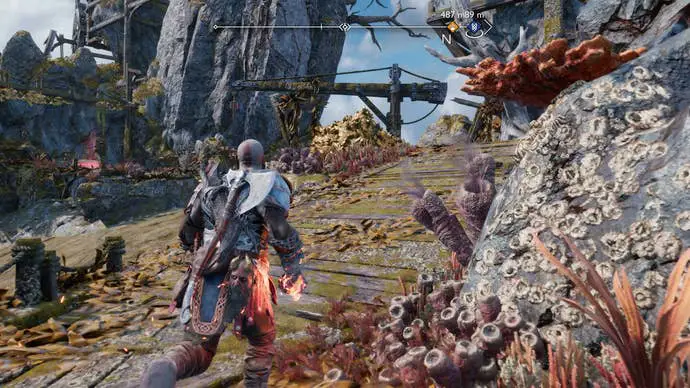 Kratos descubre un camino secreto y usa cócteles Molotov para destruir depósitos de oro en God of War Ragnarok