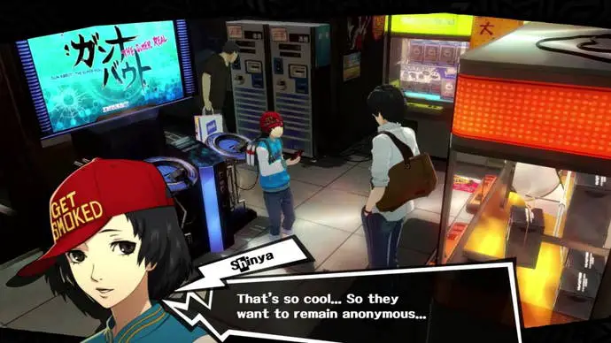 Persona 5 Royal Shinya Confidant: un chico de anime con un sombrero rojo y una chaqueta azul se para en una sala de juegos de video hablando con otro adolescente