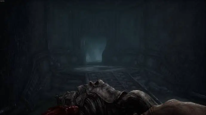 El jugador mira hacia el pasillo en el Acto 5 de Scorn.