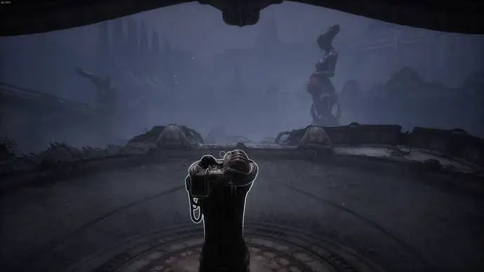 El jugador se enfrenta a un pilar a dos manos en el Acto 5 de Scorn.