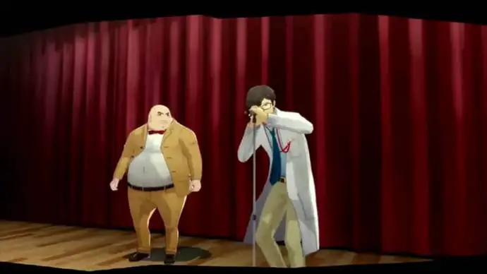 Persona 5 Royal Maruki Confidant: un hombre de anime con cabello castaño y anteojos sostiene un soporte de micrófono en el escenario en un auditorio escolar