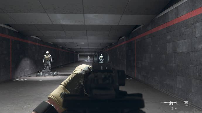 M4 en un campo de tiro de Modern Warfare 2 (2022)