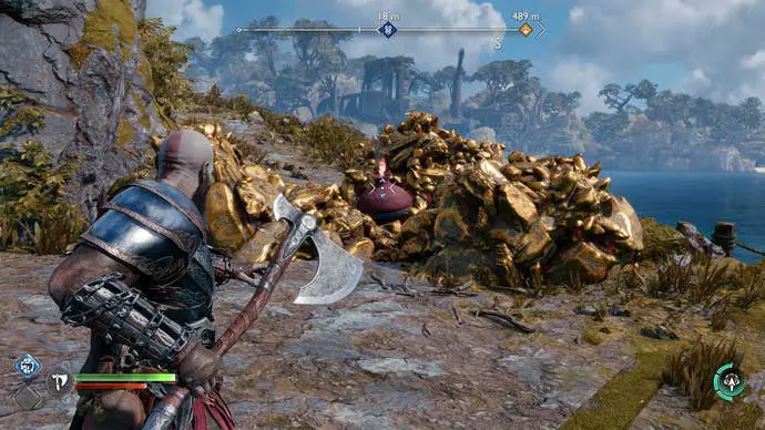 Kratos se prepara para lanzar un hacha al pie de la montaña en Ragnarok
