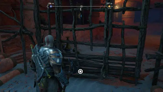 Kratos abre una puerta de madera en Secret of the Sands en God of War Ragnarok