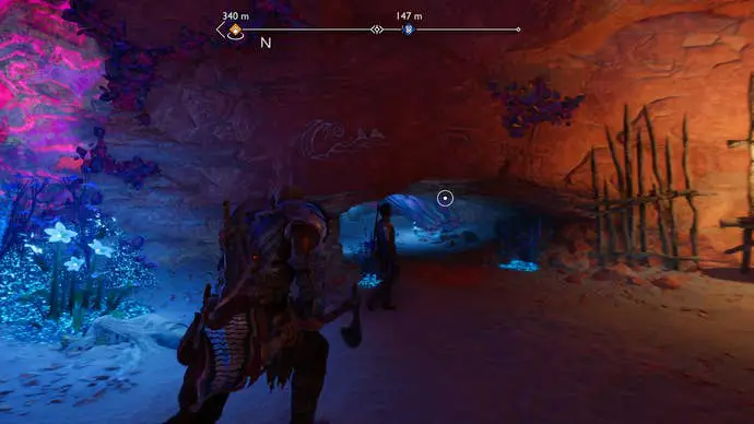 Kratos y Atreus se doblan a través de una abertura estrecha debajo de God of War Ragnarok