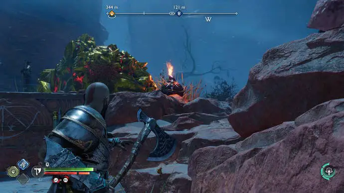 Kratos destruye un montón de rocas doradas con un caldero en llamas en God of War Ragnarok