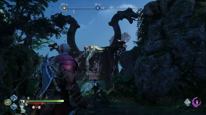 Kratos observa a Helka desde lo alto de un acantilado en God Of War Ragnarok