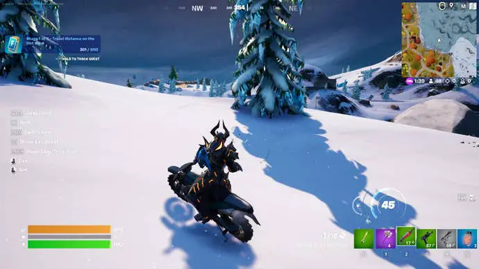 Ubicación de Fortnite Buggy: un personaje animado con una armadura negra puntiaguda monta una motocicleta a través de una montaña nevada. Estaba apuntando con una escopeta a un árbol.
