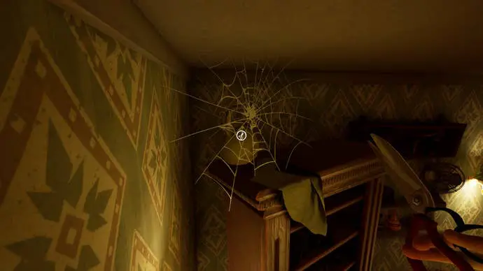 Una pesa rusa escondida detrás de unas telas de araña en Hello Neighbor 2