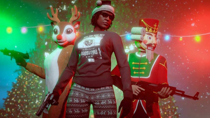 Modo GTA Online, de izquierda a derecha están los trajes de Rudolph, un personaje con un jersey festivo y otro personaje vestido como Cascanueces. Todos llevan armas.