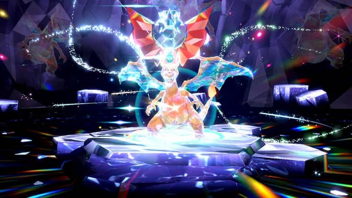 Habilidad oculta de Pokémon Escarlata y Violeta: un gran dragón rojo animado con alas azules se encuentra en medio de una cueva de cristal púrpura.Una enorme matriz de cristal azul emerge de su cabeza.