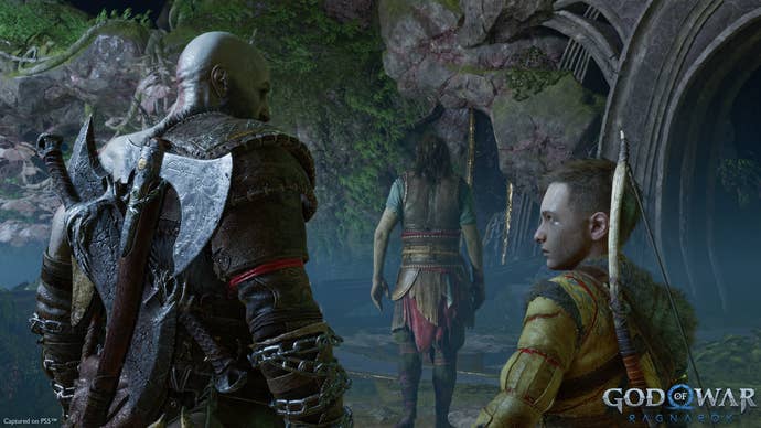 Kratos y Atreus comparten una mirada mientras siguen a Tyr en Ragnarok