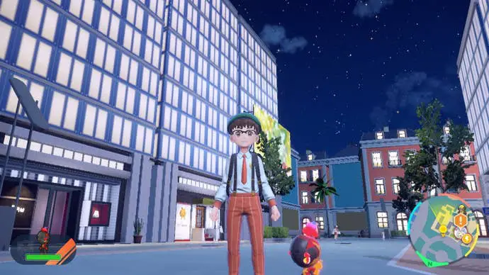 Cómo cambiarse de ropa en Scarlet and Violet: un niño anime con pantalones naranjas, una camisa blanca y un sombrero verde se para en una calle concurrida con un pequeño Pokémon naranja